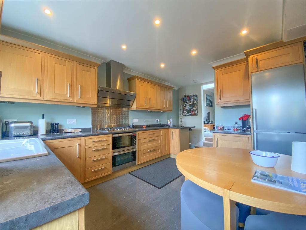 Kitchen 2.jpg