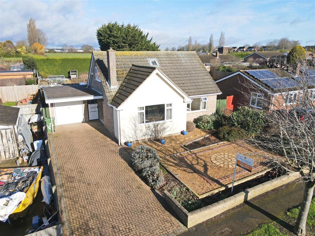 Craigmore Avenue, Bletchley, Milton... 3 bed detached house £500,000