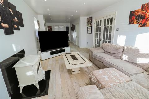 6 Challinor, Church Langley, Harlow, CM17 9XA