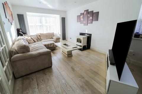 6 Challinor, Church Langley, Harlow, CM17 9XA