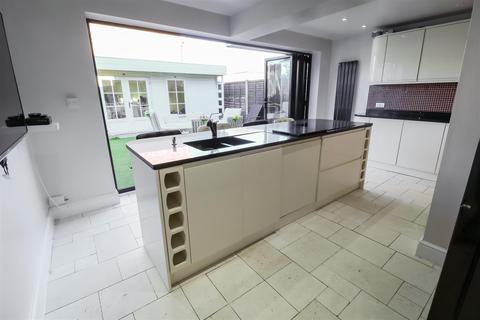 6 Challinor, Church Langley, Harlow, CM17 9XA