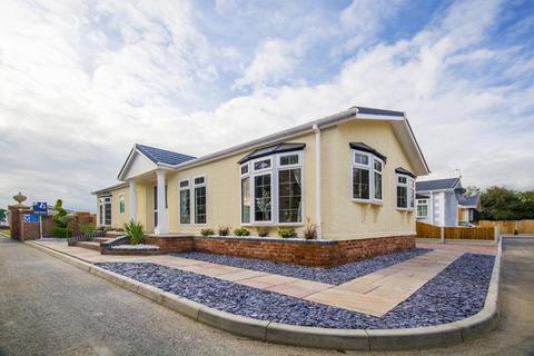 2 bedroom park home for sale - Clacton Road, Weeley, Clacton-On-Sea