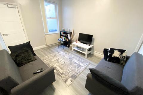 4 bedroom end of terrace house to rent - Harcourt Street, Luton