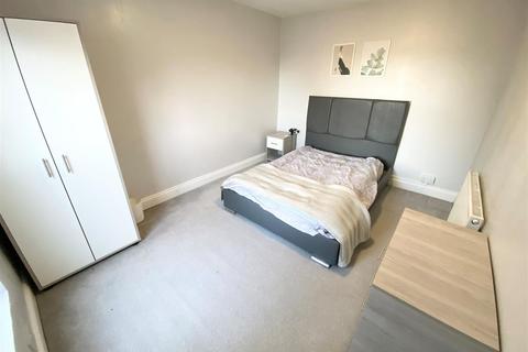 4 bedroom end of terrace house to rent - Harcourt Street, Luton