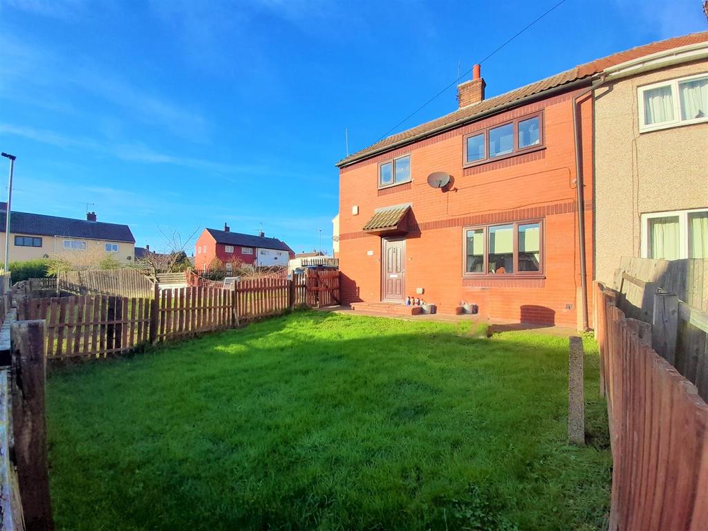 Welland Crescent, Elsecar, Barnsley 3 bed semidetached house £80,000