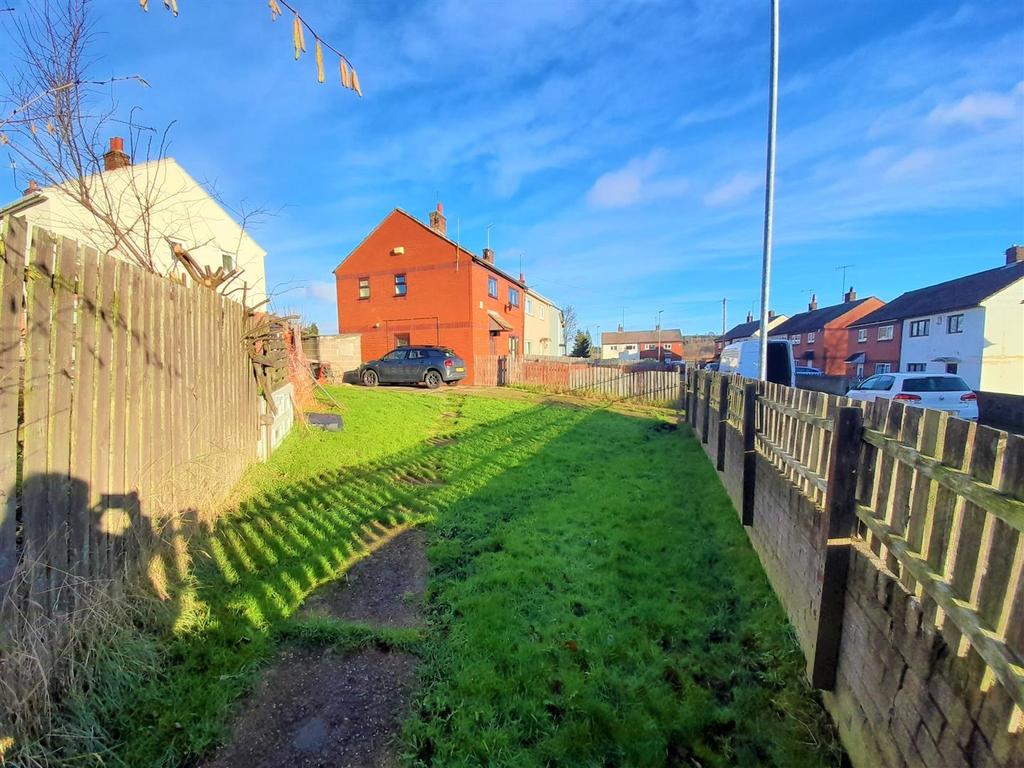 Welland Crescent, Elsecar, Barnsley 3 bed semidetached house £80,000