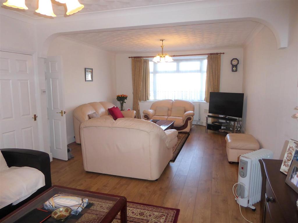 Great South West Road, Hounslow 6 bed semidetached house £750,000