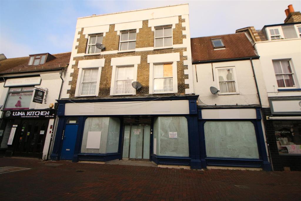 Sun Street, Waltham Abbey, Essex Property to rent £1,083 pcm (£250 pw)