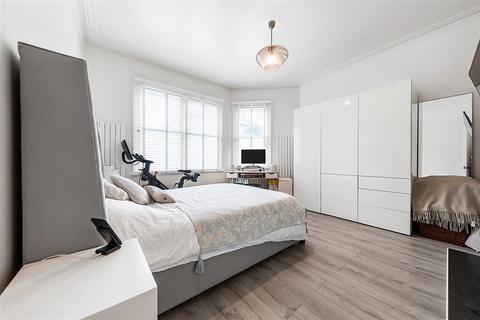 3 bedroom flat for sale - Albert Palace Mansions, Lurline Gardens, SW11