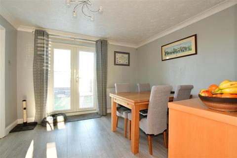 64 Farncombe Way, Whitfield, Dover, CT16 3NT