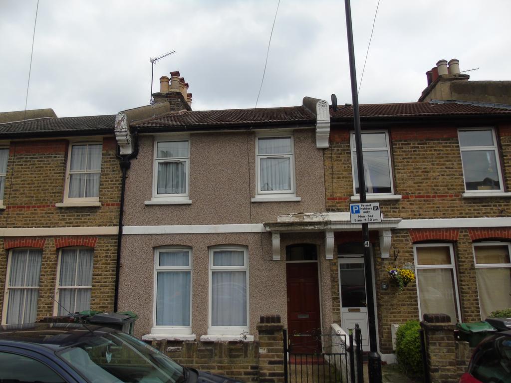 Hervey Park Road, London E17 3 bed terraced house £1,750 pcm (£404 pw)