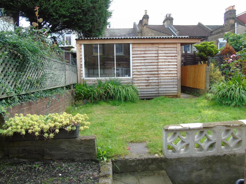 Hervey Park Road, London E17 3 bed terraced house £1,750 pcm (£404 pw)