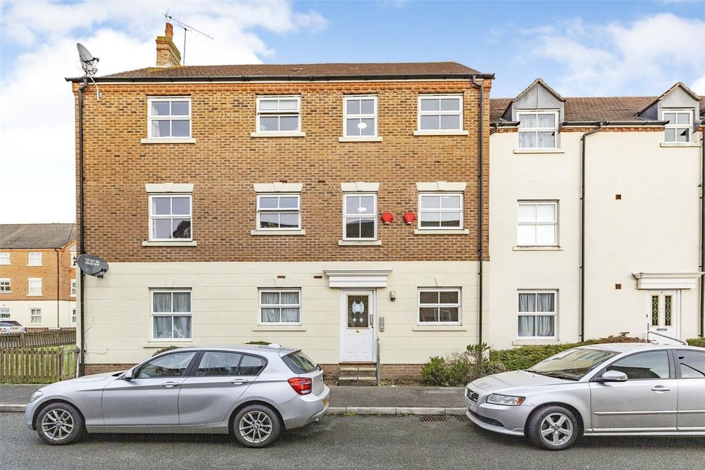 Tracy Avenue, Slough, Berkshire, SL3 2 bed apartment £270,000
