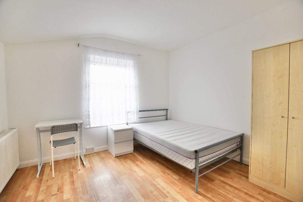 Neville Road, E7 4 bed semidetached house £1,650 pcm (£381 pw)