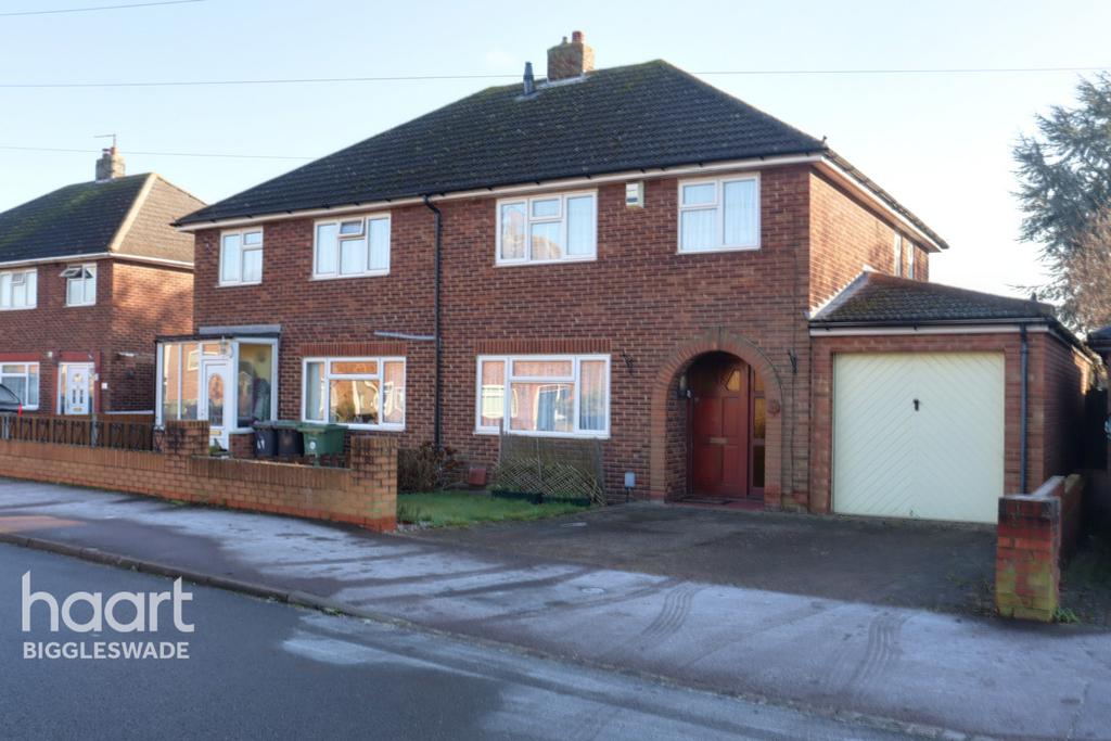 Boddington Gardens, Biggleswade 3 bed semidetached house £395,000