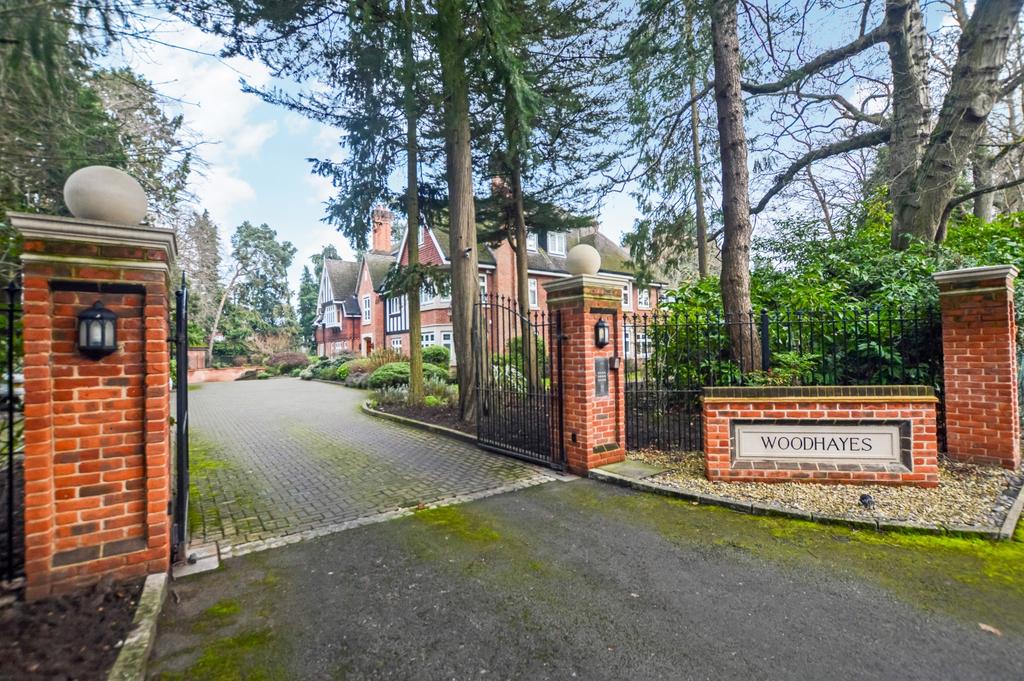 Woodlands Road, West Byfleet, KT14 2 bed ground floor flat £1,995 pcm