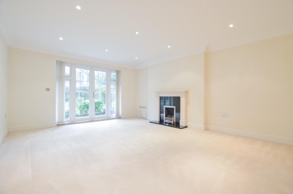 Woodlands Road, West Byfleet, KT14 2 bed ground floor flat £1,995 pcm