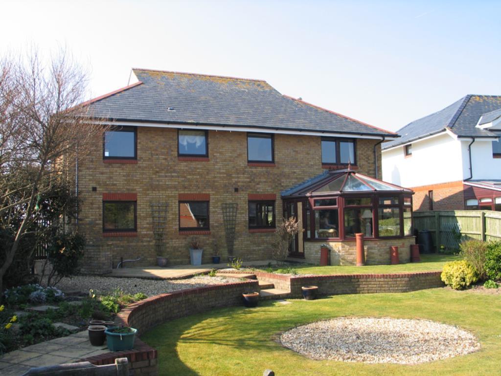 Hurst Road, Milford On Sea... 5 bed detached house £3,000 pcm (£692 pw)