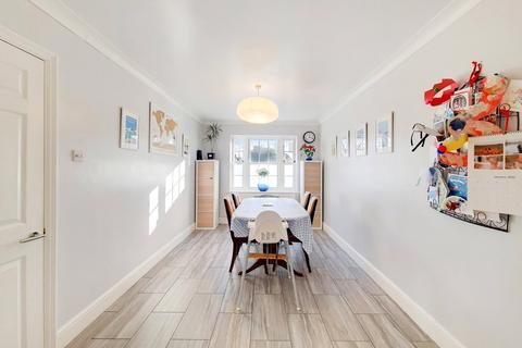 7 Cornwallis Square, London, N19 4LY