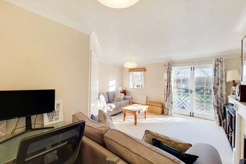7 Cornwallis Square, London, N19 4LY