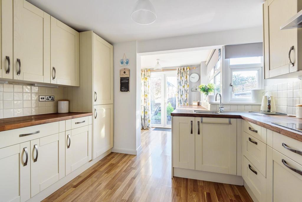 Durrell Way, Shepperton, TW17 4 bed semidetached house £659,950