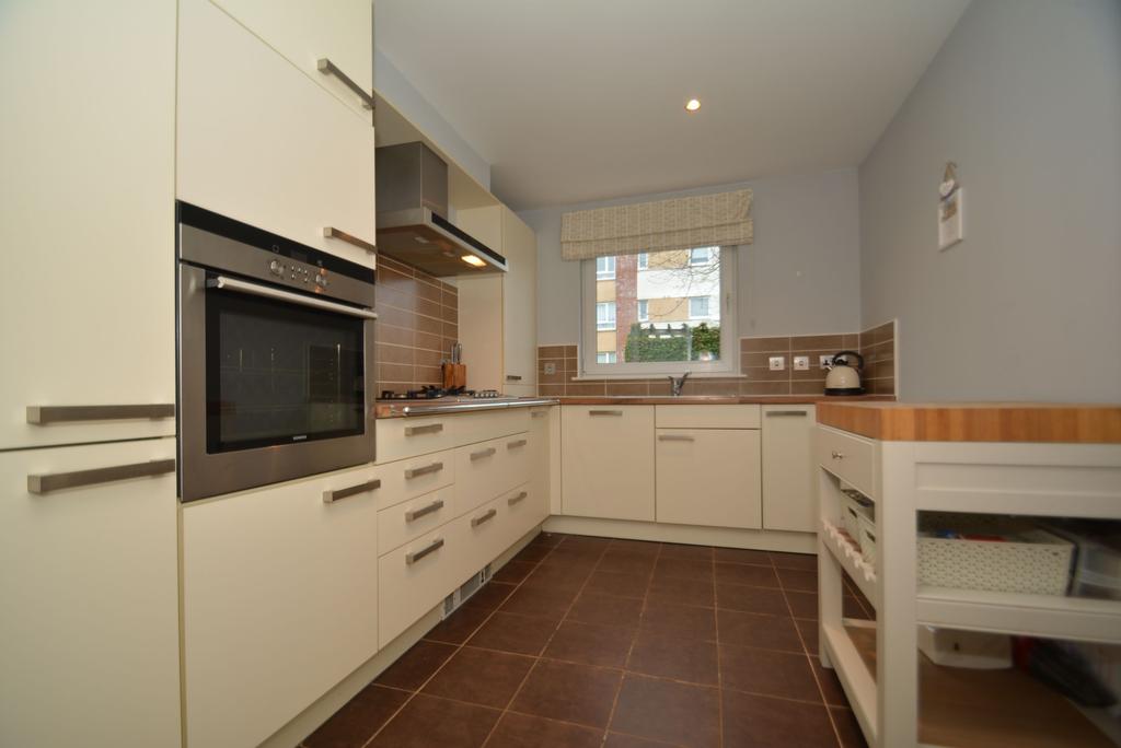 20 Canniesburn Quadrant, Bearsden... 2 bed ground floor flat £189,000