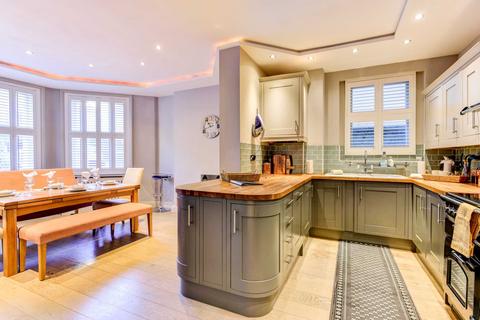 3 bedroom flat to rent, Second Avenue Three Bedroom Apartment Hove with TWO CAR PARKING SPACES. HOLIDAY LET - DOG FRIENDLY