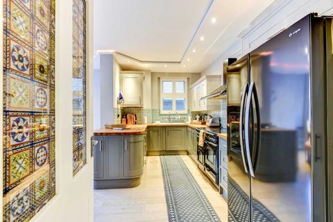 3 bedroom flat to rent, Second Avenue Three Bedroom Apartment Hove with TWO CAR PARKING SPACES. HOLIDAY LET - DOG FRIENDLY