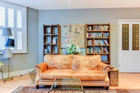 3 bedroom flat to rent, Second Avenue Three Bedroom Apartment Hove with TWO CAR PARKING SPACES. HOLIDAY LET - DOG FRIENDLY