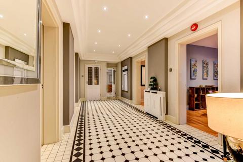 Second Avenue Three Bedroom Apartment Hove with TWO CAR PARKING SPACES. HOLIDAY LET -  DOG FRIENDLY