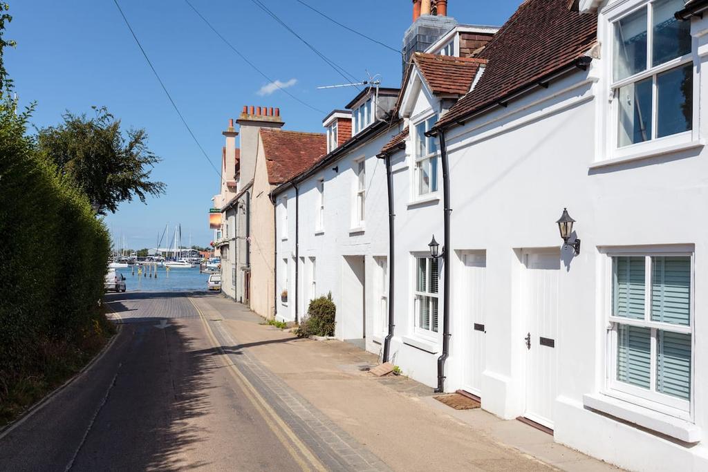 SHORE ROAD, WARSASH 2 bed terraced house £385,000