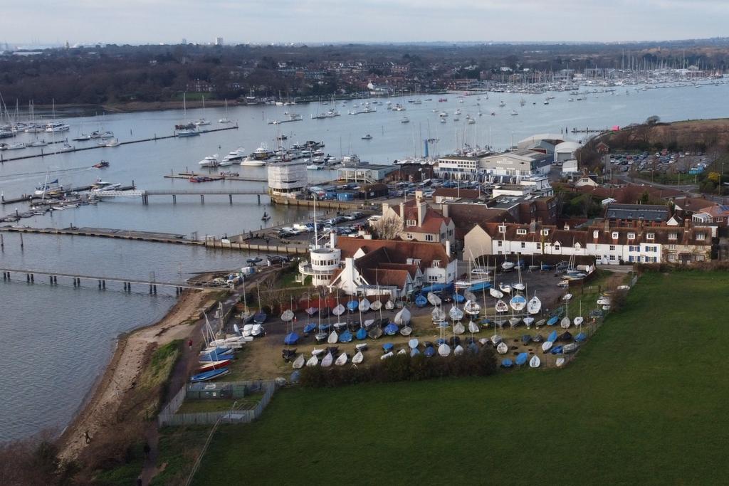 SHORE ROAD, WARSASH 2 bed terraced house £385,000
