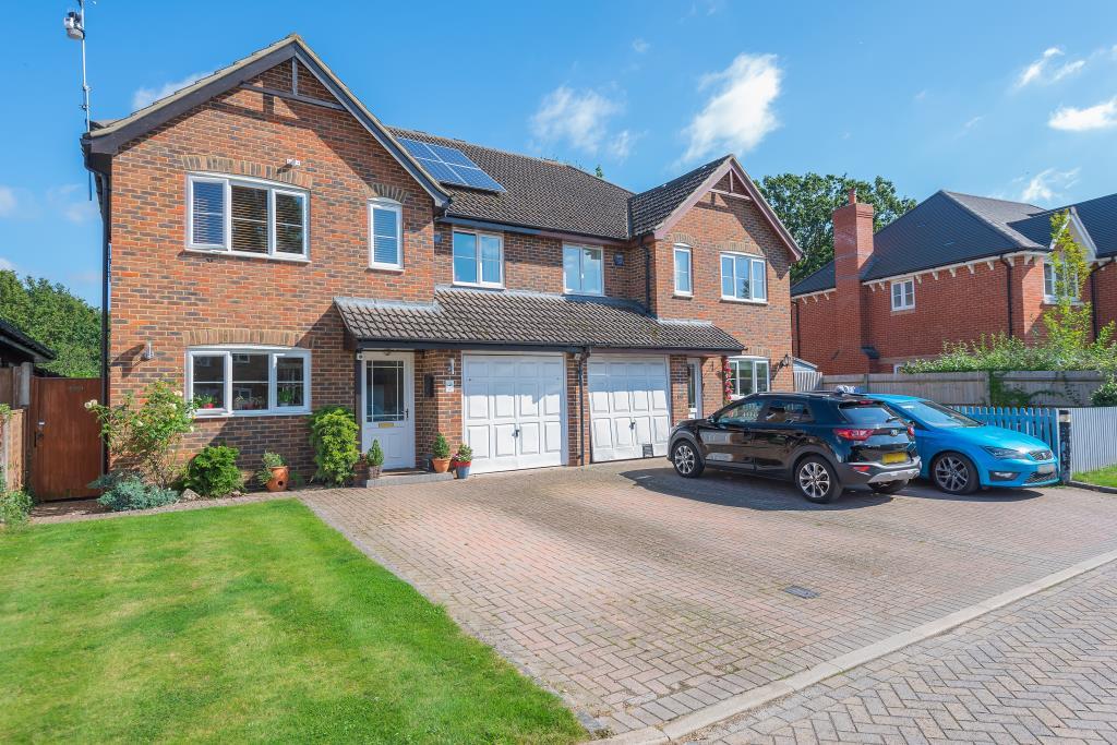 West End, Surrey, GU24 4 bed semidetached house £650,000