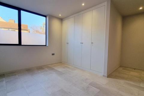 156e Uxbridge Road, London, W13 8SB