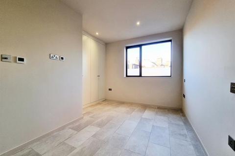 156f Uxbridge Road, London, W13 8SB