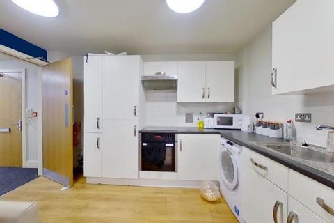 3 bedroom flat to rent, B3 Catherine House, 12 Woolpack Lane