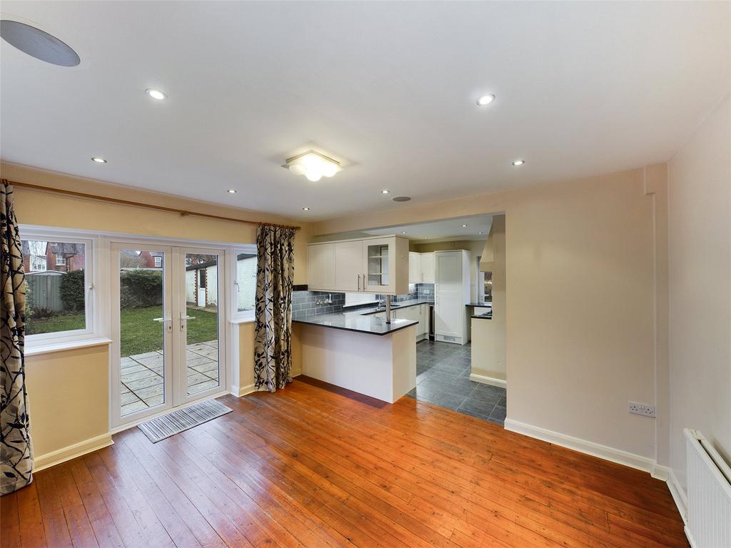 Foxwell Drive, Hucclecote, Gloucester, GL3 3 bed semidetached house