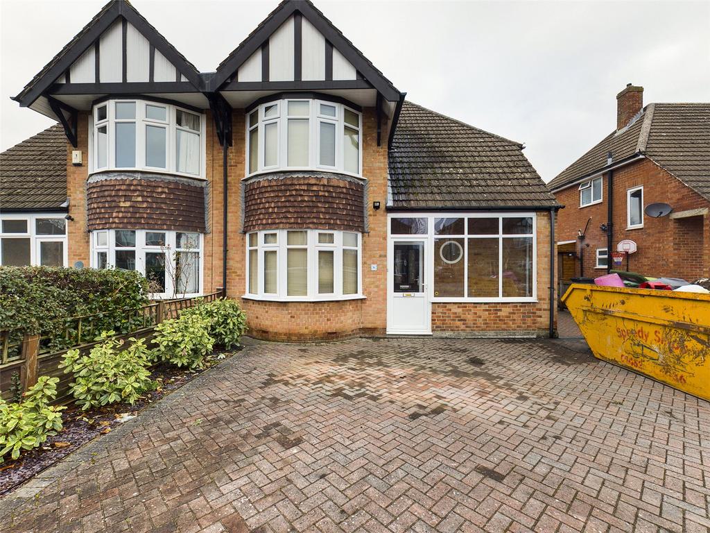 Foxwell Drive, Hucclecote, Gloucester, GL3 3 bed semidetached house
