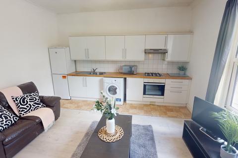 4 bedroom flat to rent, Flat 2, 9a Forest Road East, Nottingham, NG1 4HJ