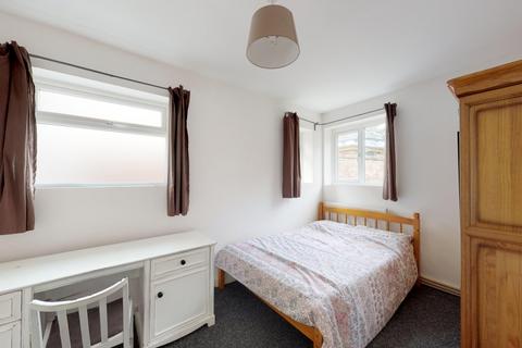 2 bedroom flat to rent, Flat 2, 15a Villa Road, Nottingham, NG3 4GG