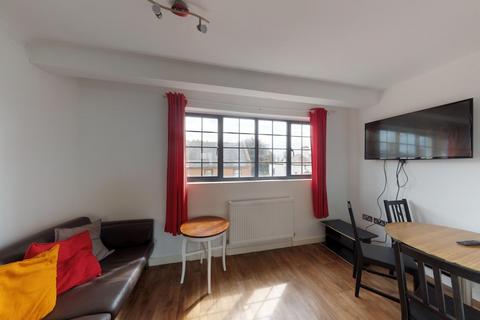 3 bedroom flat to rent, Flat 5, 15a Villa Road, Nottingham, NG3 4GG