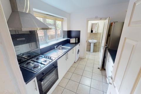 4 bedroom terraced house to rent, 28 Russell Street, Nottingham, NG7 4FL