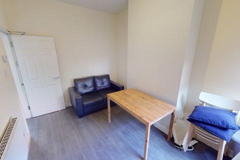 4 bedroom terraced house to rent, 28 Russell Street, Nottingham, NG7 4FL