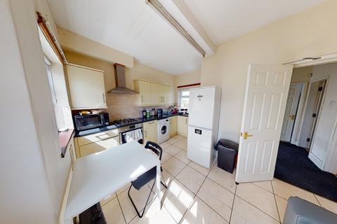 2 bedroom flat to rent, Flat 2, 15 Forest Road East, Nottingham, NG1 4HJ