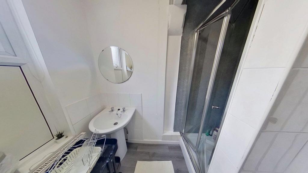 53a-Lenton-Boulevard-Bathroom-1