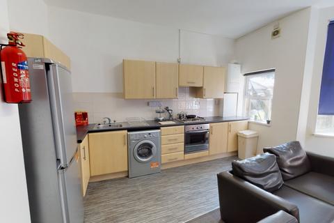 4 bedroom ground floor flat to rent, Flat 1, 5 Burns Street