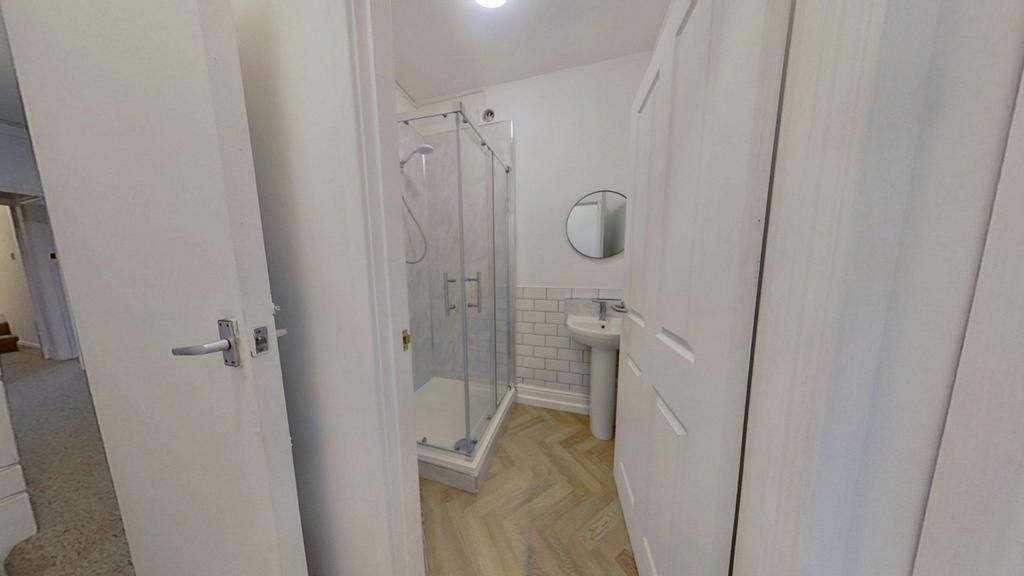 Lrg 12-Ridding-Terrace-Shower