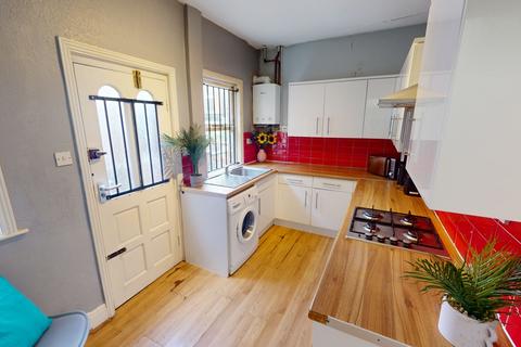 4 bedroom terraced house to rent, 12 Ridding Terrace