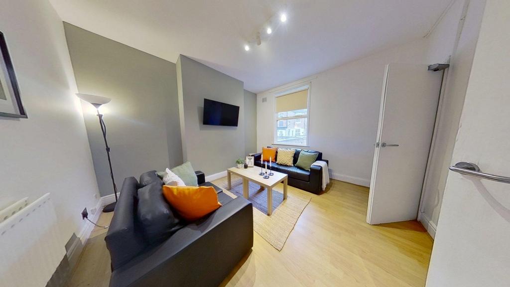 12-Ridding-Terrace-Lounge-1