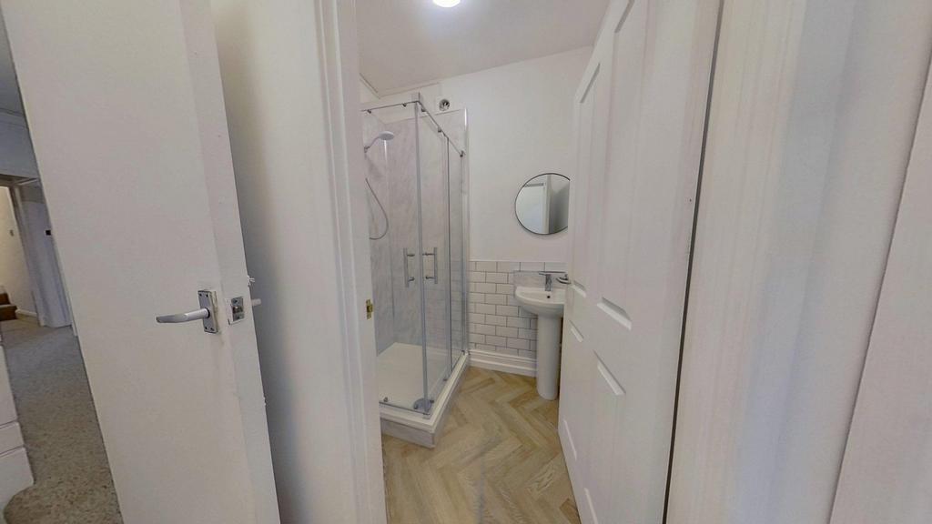 12-Ridding-Terrace-Shower